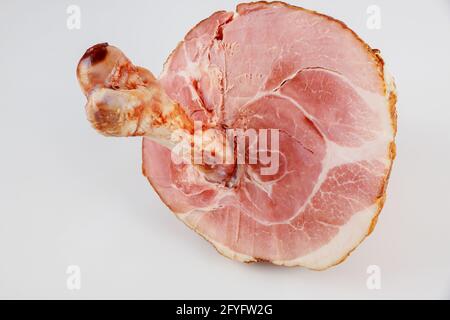 Schweineschinken mit großem Knochen auf weißem, isoliertem Hintergrund. Nahaufnahme. Stockfoto