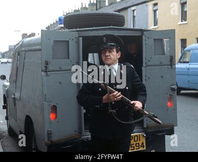 BELFAST, VEREINIGTES KÖNIGREICH - SEPTEMBER 1978. RUC, Royal Ulster Constabulary, Polizist auf Patrouille in Belfast während der Unruhen, Nordirland, 70er Jahre Stockfoto