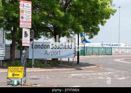 London Southend Airport, Essex, Großbritannien. Mai 2021. Nach einer Pause von fast fünf Monaten mit dem Abflug 06:35 nach Alicante, Spanien, das auf der britischen Liste steht, haben die Passagierflüge vom Londoner Flughafen Southend wieder aufgenommen. Nach der Annullierung der Ryanair-Flüge nach dem letzten Service, der am 8. Januar dieses Jahres durchgeführt wurde, wurden auf dem Flughafen Essex keine Passagierflüge mehr angeboten. Der Rückflug von Alicante ist gelandet, und Passagiere müssen die neuen Beschränkungen einhalten. Weitere Flüge zu spanischen und portugiesischen Zielen werden in Kürze folgen Stockfoto