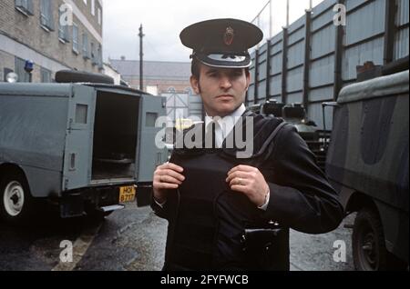 COUNTY TYRONE, VEREINIGTES KÖNIGREICH - SEPTEMBER 1978. RUC, Royal Ulster Constabulary, Polizist vor der Strabane Fortified Police Station während der Unruhen, Nordirland, 70er Jahre Stockfoto