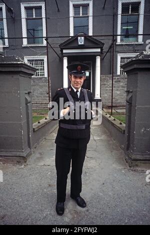 COUNTY TYRONE, VEREINIGTES KÖNIGREICH - SEPTEMBER 1978. RUC, Royal Ulster Constabulary, Polizist vor der Strabane Fortified Police Station während der Unruhen, Nordirland, 70er Jahre Stockfoto