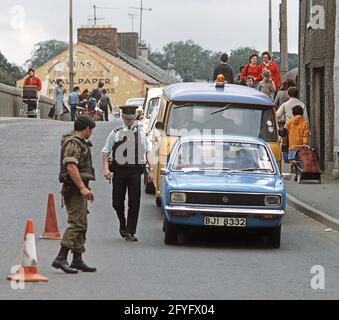 STRABANE, VEREINIGTES KÖNIGREICH - SEPTEMBER 1978. RUC und British Army Vehicle Checkpoint in Strabane, County Tyrone während der Unruhen, 1970er Jahre Stockfoto