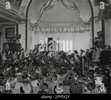 Zweiter Weltkrieg Bing Crosby, Bühnen-, Bildschirm- und Radiomstar, singt bei der Eröffnung der Londoner Stage Door Canteen in Piccadilly, London, England, vor alliierten Truppen. 31. August 1944 Stockfoto