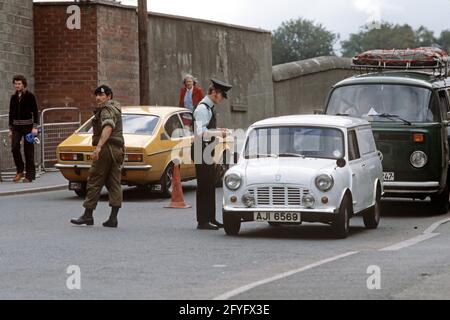 STRABANE, VEREINIGTES KÖNIGREICH - SEPTEMBER 1978. RUC und British Army Vehicle Checkpoint in Strabane, County Tyrone während der Unruhen, 1970er Jahre Stockfoto