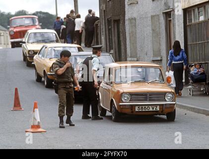 STRABANE, VEREINIGTES KÖNIGREICH - SEPTEMBER 1978. RUC und British Army Vehicle Checkpoint in Strabane, County Tyrone während der Unruhen, 1970er Jahre Stockfoto