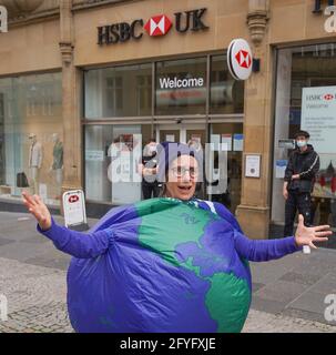 Sheffield, Großbritannien. Mai 2021. Sheffield 28/05/2021. Sheffield, Großbritannien. Extinction Rebellion-Aktivisten treten außerhalb der HSBC-Niederlassung in Sheffield auf, um auf eine wichtige Aktionärsversammlung aufmerksam zu machen. Das Treffen findet heute in London statt, da die Bank ihre Unterstützung für die Kohleindustrie in den Industrieländern bis 2030 und in den Entwicklungsländern bis 2040 auslaufen soll. Foto: Ioannis Alexopoulos/Alamy Live News Stockfoto