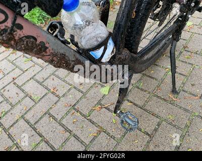 Fahrradsporttour mit dem Mountainbike im Schlamm Stockfoto