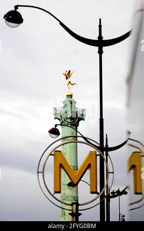 FRANKREICH. PARIS (75) STATION BASTILLE, BASTILLE PLACE. DIESE STATION SETZTE SIE AM 19. JULI 1900 IN UMLAUF. TOTEM METRO EDELSTAHL CREE IM JAHR 19 Stockfoto