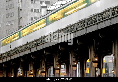 FRANKREICH. PARIS (75) METRO, STATION PASSY. DER BAHNHOF BEFINDET SICH IN DER NÄHE VON ALBONI. HAT DIE BESONDERHEIT UNTERIRDISCHER KLANG UND LUFT WEST END ZUM ANDEREN Stockfoto