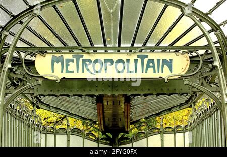 FRANKREICH. METRO PARIS (75), HALTESTELLE PORTE DAUPHINE. DIESE STATION WURDE AM 13. DEZEMBER 1900 EINGEWEIHT. DIE DAUPHINE-TÜRSTATION IST EINE DER LETZTEN, DIE K HAT Stockfoto