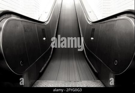 FRANKREICH. PARIS (75) METRO, STATION CORENTIN CELTON, ISSY-LES-MOULINEAUX. DER BAHNHOF ÖFFNET 1934. DIE ROLLTREPPE, ERFUNDEN DIE VEREINIGTEN STAATEN ERSCHEINT Stockfoto