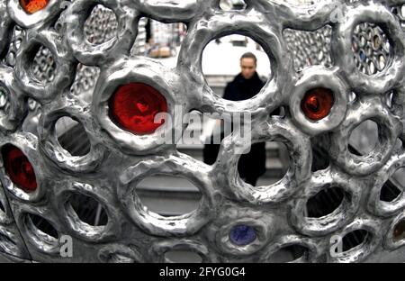 FRANKREICH. PARIS (75) METRO, STATION PALAIS ROYAL - MUSÉE DU LOUVRE. NACHTEULEN AM KIOSK. DIESE NEUE MÜNDUNG DER METRO PLACE BEFINDET COLETTE IST IM JAHR 2000 FÜR GEBAUT Stockfoto