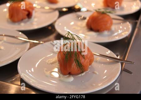 Teller mit Vorspeisen aus Lachs und Dill, die serviert werden können Stockfoto