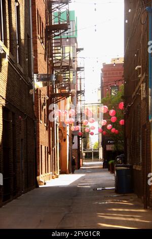 Gasse zwischen alten Gebäuden in Fort Wayne, IN, USA. Stockfoto