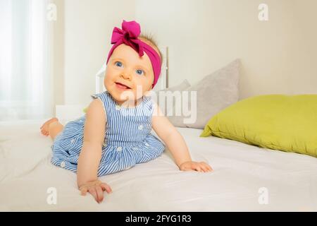 Portrait von kleinen glücklichen Baby Mädchen mit Bogen Lächeln Stockfoto