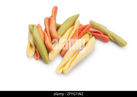 Studioaufnahme der bunten Fusilli pugliesi Tris Pasta ausgeschnitten Vor weißem Hintergrund - John Gollop Stockfoto