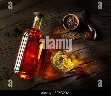 Eine Flasche Whisky und ein Glas Whisky auf Holzbrett. Draufsicht. Stockfoto