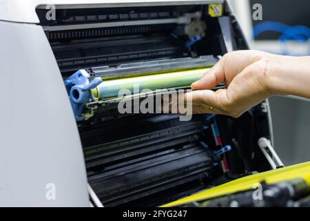 Techniker, die Toner in der Reparatur von Büromaterial für Laserdrucker ersetzen Stockfoto