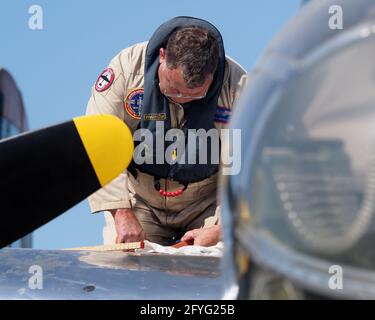 Farmingdale, New York, USA. Mai 2021. Farmingdale, New York, -- in Vorbereitung auf das Memorial Day Weekend setzt Farmingdales American Airpower Museum (AAM) ihre historische Teilnahme an der Jones Beach Air Show fort und fliegt am Samstag, 29. Mai und Sonntag, 30. Mai, das sagenumwobene ''Arsenal of Democracy'' des Museums über Jones Beach! AAM's Geschwader aus ikonischen und sorgfältig restaurierten historischen Militärflugzeugen umfasst einen B-25 Mitchell Bomber, Douglas C-47 Skytrain, Grumman TBM Avenger Torpedo Bomber, Curtiss P-40 Flying Tiger, P-51D Mustang Fighter, AT28D5 Nomad Vietnam Era Fight Stockfoto