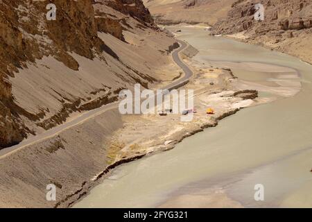 Indus Fluss fließt durch die Felsen von Ladakh, Union Gebiet, Ladakh, Indien Stockfoto