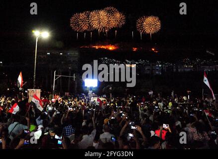 Damaskus. Mai 2021. Am 27. Mai 2021 versammeln sich riesige Massen von Assad-Anhängern auf dem Umayyad-Platz in Damaskus, Syrien. Der syrische Präsident Bashar al-Assad hat seine vierte siebenjährige Amtszeit im Präsidentschaftswahlkampf 2021 gewonnen, teilte das syrische parlament am Donnerstag mit. Quelle: Xinhua/Alamy Live News Stockfoto