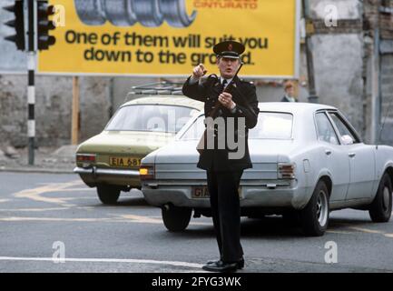 STRABANE, VEREINIGTES KÖNIGREICH - SEPTEMBER 1978. RUC und British Army Vehicle Checkpoint in Strabane, County Tyrone während der Unruhen, 1970er Jahre Stockfoto