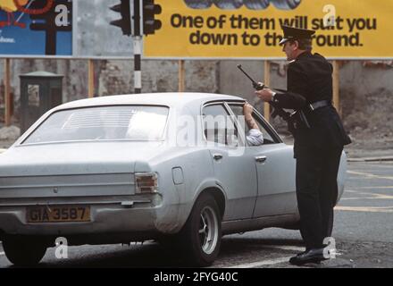 STRABANE, VEREINIGTES KÖNIGREICH - SEPTEMBER 1978. RUC und British Army Vehicle Checkpoint in Strabane, County Tyrone während der Unruhen, 1970er Jahre Stockfoto