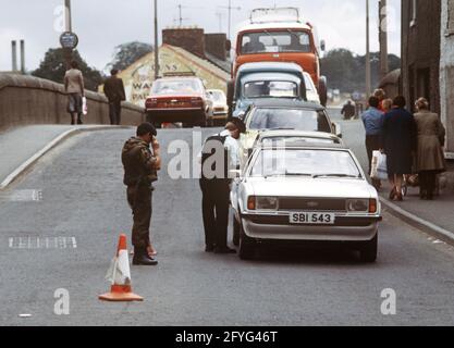 STRABANE, VEREINIGTES KÖNIGREICH - SEPTEMBER 1978. RUC und British Army Vehicle Checkpoint in Strabane, County Tyrone während der Unruhen, 1970er Jahre Stockfoto