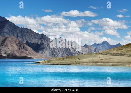 Berge und Pangong tso (See). Es ist ein riesiger See in Ladakh, Höhe 4,350 m (14,270 ft). Sie ist 134 km (83 mi) lang und erstreckt sich von Indien bis Tibet. Stockfoto