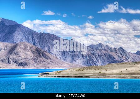 Wunderschöne Berge und Pangong tso (See). Es ist ein riesiger See in Ladakh, erstreckt sich von Indien bis Tibet. Leh, Ladakh, Jammu und Kaschmir, Indien. Stockfoto