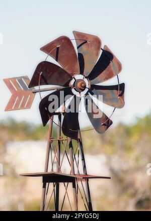 10' Windmühle. Das Bild zeigt den oberen Teil einschließlich Rotorblätter und Flosse. Stockfoto