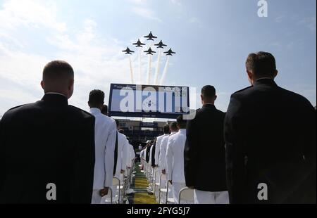 Annapolis, Usa. Mai 2021. Das Flugdemonstrationsgeschwader Blue Angels führt am Freitag, den 28. Mai 2021, vor der Graduierung und Inbetriebnahme der U.S. Naval Academy in Annapolis, Maryland, einen Überflug durch. Foto von Tasos Katopodis/UPI Credit: UPI/Alamy Live News Stockfoto