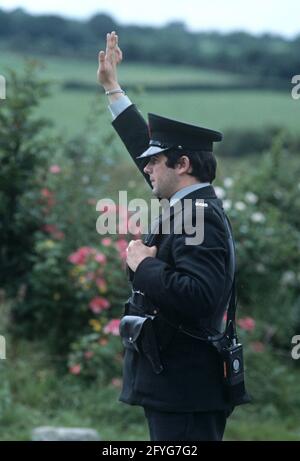 COUNTY TYRONE, VEREINIGTES KÖNIGREICH - SEPTEMBER 1980. RUC, Royal Ulster Constabulary, Polizei auf Fahrzeug halten und suchen während der Unruhen, Nordirland, 1980er Jahre Stockfoto