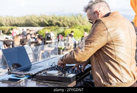 Disc Jockey spielt Musik für Touristen auf Club Party im Freien - Live-Event, Musik und Fun-Konzept - Unterhaltung und Party-Konzept Stockfoto