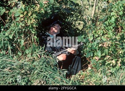 COUNTY TYRONE, VEREINIGTES KÖNIGREICH - SEPTEMBER 1980. RUC, Royal Ulster Constabulary, Polizei auf Fahrzeug halten und suchen während der Unruhen, Nordirland, 1980er Jahre Stockfoto