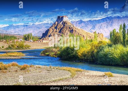 Stakna Kloster mit Blick auf Himalaya-Berge - es ist ein berühmter buddhistischer Tempel in,Leh, Ladakh, Jammu und Kaschmir, Indien. Stockfoto