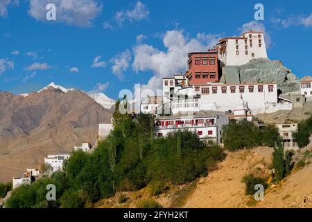 Seitenansicht des Thiksay-Klosters von Leh Ladakh, Jammu und Kaschmir, Indien. Blauer Wolkenhimmel und Himalayan Mountain im Hintergrund. Stockfoto