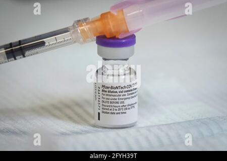 Eine Ampulle und eine Spritze mit dem Impfstoff Pfizer-BioNTech COVID-19 im Strathcona Paper Centre in Napanee, Ontario, am Montag, den 15. März 2021, als CO Stockfoto