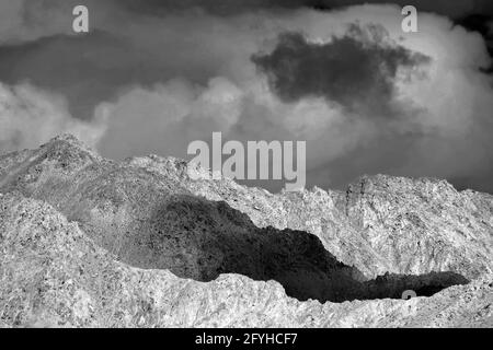 Wunderschöne Aussicht auf das Mondland, Leh, Ladakh, Jammu und Kaschmir, Indien. Seine Felsformation und Textur sieht aus wie ein Teil des Mondes auf der Erde, daher der Name. Stockfoto