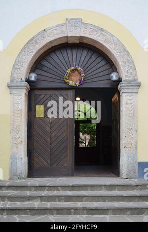 Eingang zum Serbisch-orthodoxen Kloster, Velika Remeta, in Fruska Gora Stockfoto