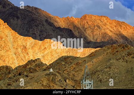 Wunderschöne Luftaufnahme von „Moonland“, Ladakh, Jammu und Kaschmir, Indien. Das „Moonland“ ist berühmt für seine Felsformation und Textur, die wie ein aussieht Stockfoto