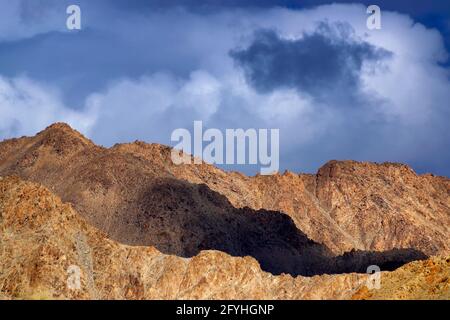 Wunderschöne Aussicht auf das Mondland, Leh, Ladakh, Jammu und Kaschmir, Indien. Das Moonland ist berühmt für seine Felsformation und Textur wie der Mond. Stockfoto