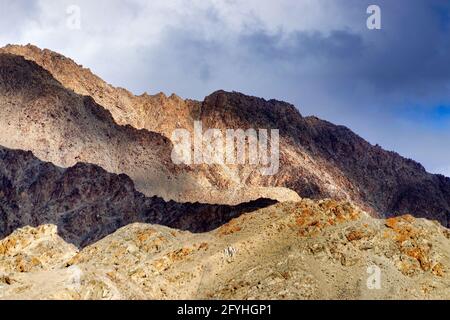 Schöne Luftaufnahme von Mondland, Leh, Ladakh, Jammu und Kaschmir, Indien. Das Moonland ist berühmt für seine Felsformation und Textur wie der Mond. Stockfoto