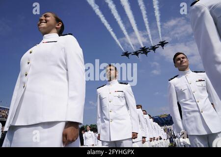 Annapolis, Vereinigte Staaten Von Amerika. Mai 2021. Die Vizepräsidentin der Vereinigten Staaten, Kamala Harris, hält am Freitag, den 28. Mai 2021, die Keynote für die Abschlussfeier der United States Naval Academy Class of 2021 und die Inbetriebnahmezeremonie im Navy-Marine Corps Memorial Stadium in Annapolis, Maryland.Quelle: Alex Edelman/Pool/Sipa USA Quelle: SIPA USA/Alamy Live News Stockfoto