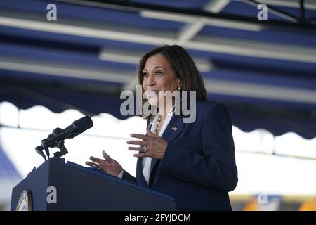 Annapolis, Usa. Mai 2021. Vizepräsidentin Kamala Harris hält am Freitag, den 28. Mai 2021, in Annapolis, Maryland, die Grundsatzrede für die Abschlussfeier der United States Naval Academy Class of 2021 und die Inbetriebnahmezeremonie. Foto von Alex Edelman/UPI Credit: UPI/Alamy Live News Stockfoto