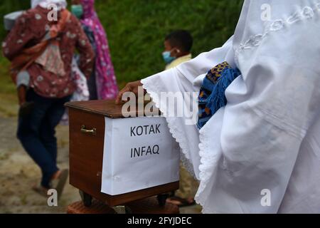 Muslime, die in den Dörfern Merapi Slope in der Region Yogyakarta und Klaten, Centre Java, leben, haben das Eid-Gebet im Klangon Open Space, etwa 4-5 km vom Krater des Mount Merapi entfernt, durchgeführt. Die Menschen hielten während der Gebete Gesundheitsrichtlinien als Sicherheitsmaßnahmen gegen das Coronavirus aufrecht, das im Land immer noch nicht unter Kontrolle ist. Yogyakarta, Indonesien. Stockfoto