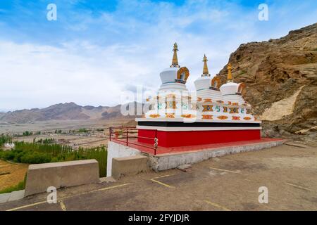 Drei buddhistische Stupas im Kloster Thiksay. Aufnahme in Leh, Ladakh, Jammu und Kaschmir - Indien Stockfoto