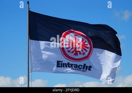 FRANKFURT, DEUTSCHLAND - 21. Mai 2021: Eine Flagge der Nationalmannschaft Eintracht Frankfurt fliegt in einem Schottergarten. Fankultur ist in der Cit allgegenwärtig Stockfoto