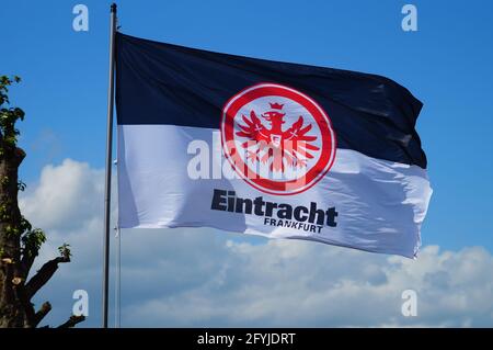 FRANKFURT, DEUTSCHLAND - 21. Mai 2021: Eine Flagge der Nationalmannschaft Eintracht Frankfurt fliegt in einem Schottergarten. Fankultur ist in der Cit allgegenwärtig Stockfoto