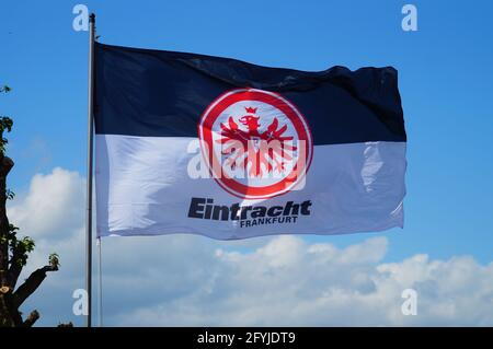 FRANKFURT, DEUTSCHLAND - 21. Mai 2021: Eine Flagge der Nationalmannschaft Eintracht Frankfurt fliegt in einem Schottergarten. Fankultur ist in der Cit allgegenwärtig Stockfoto